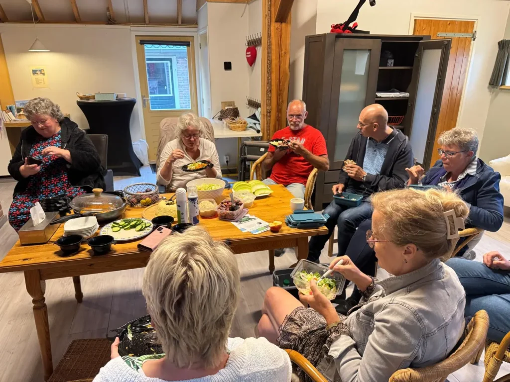 mensen die bij elkaar zitten en praten en koffie drinken