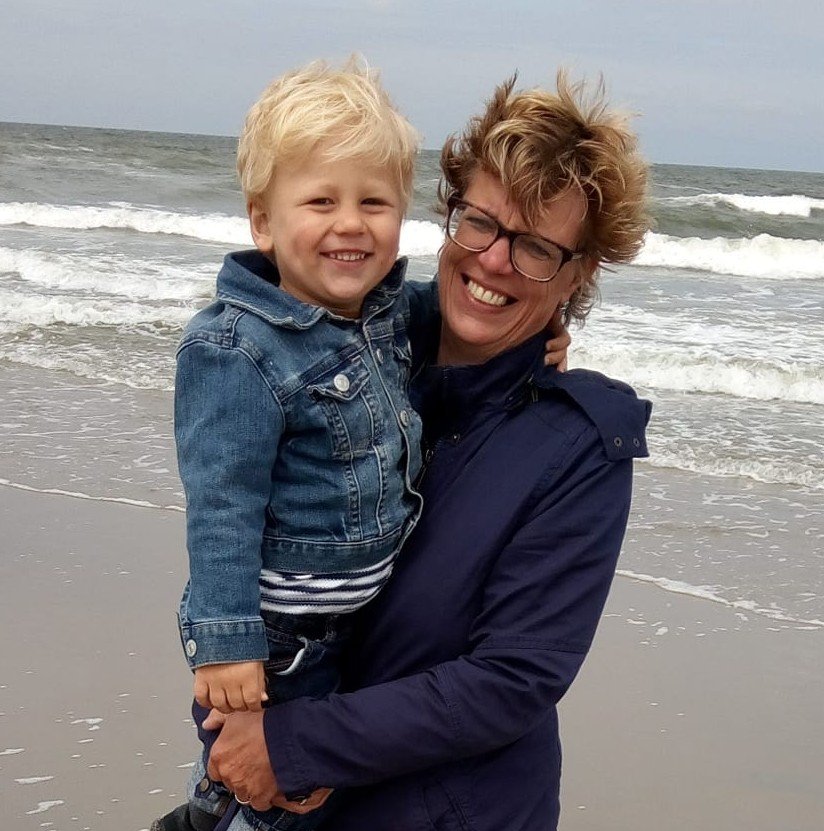 Anke Schenkel met kind op arm