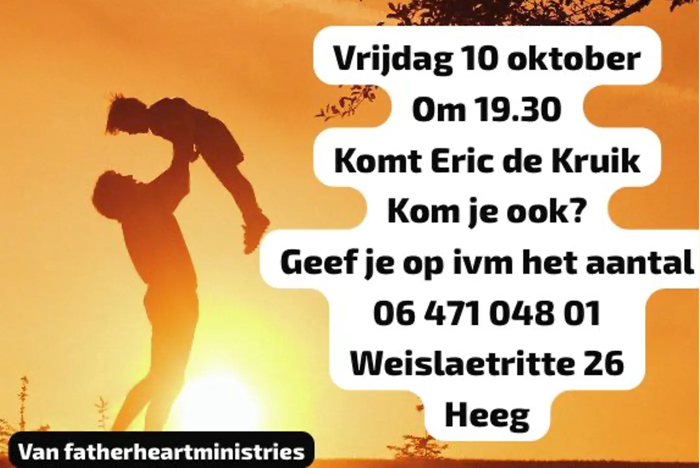 Vader tilt kind op ,zon op achtergrond