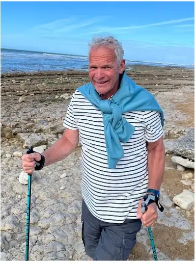 Tieme Dolstra wandelend met stok door de natuur