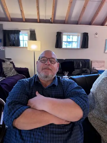 Henk Wellink zittend met zijn armen over elkaar
